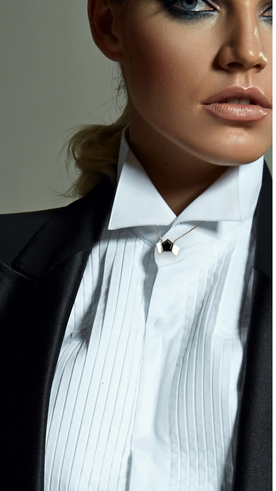 Geometric Bow Black Spinel Necklace